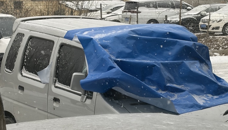 Applicering av PE presenningar för fordonstäckning i snöigt väder